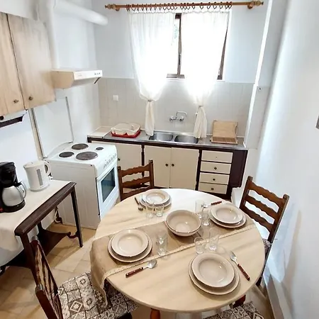 Apartment Lourantos &