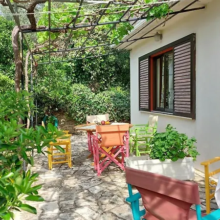 Apartment Lourantos &